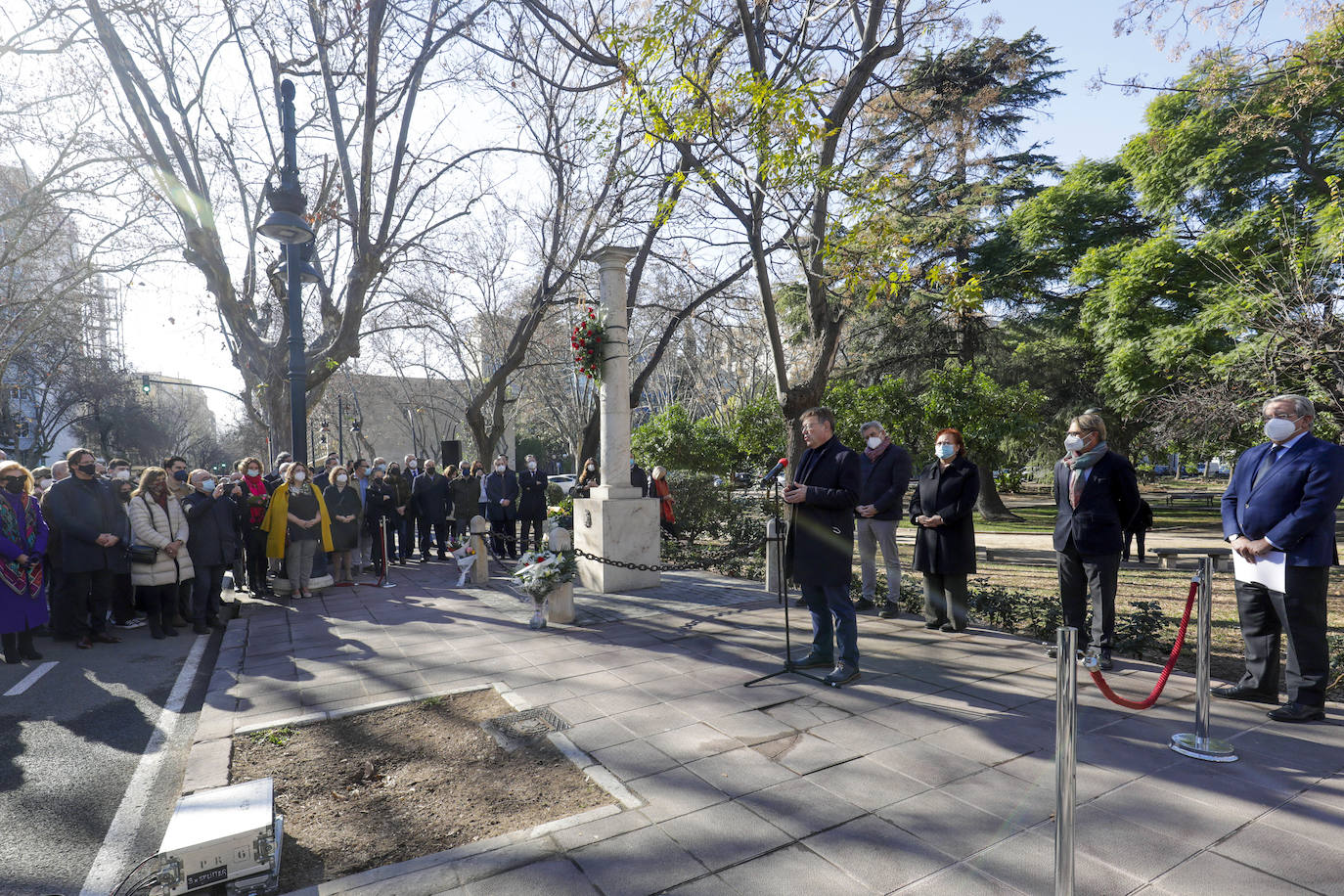 La sociedad valenciana ha rendido homenaje al profesor Manuel Broseta, asesinado por ETA hace 30 años. 