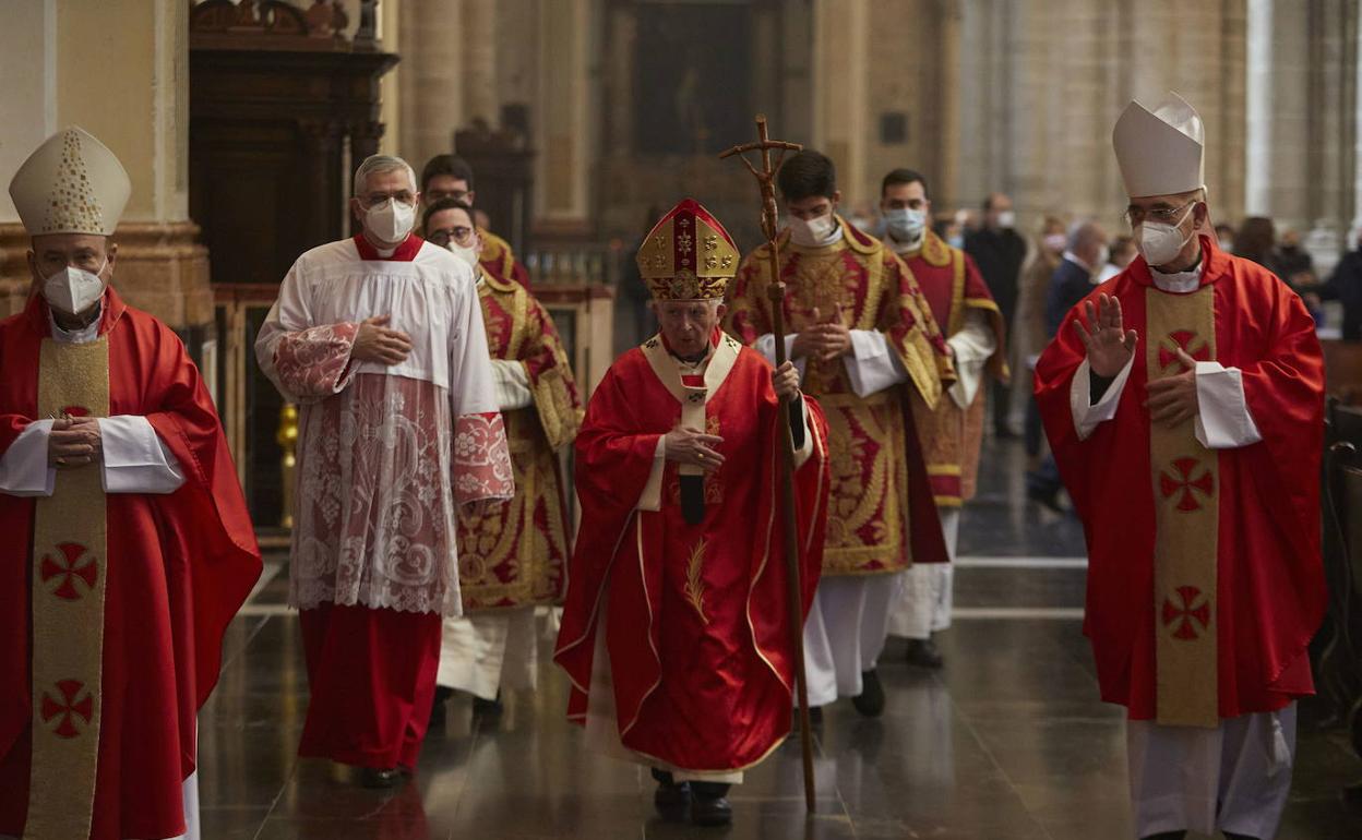 El cardenal preside la procesión de San Viente Mártir en la catedral. 