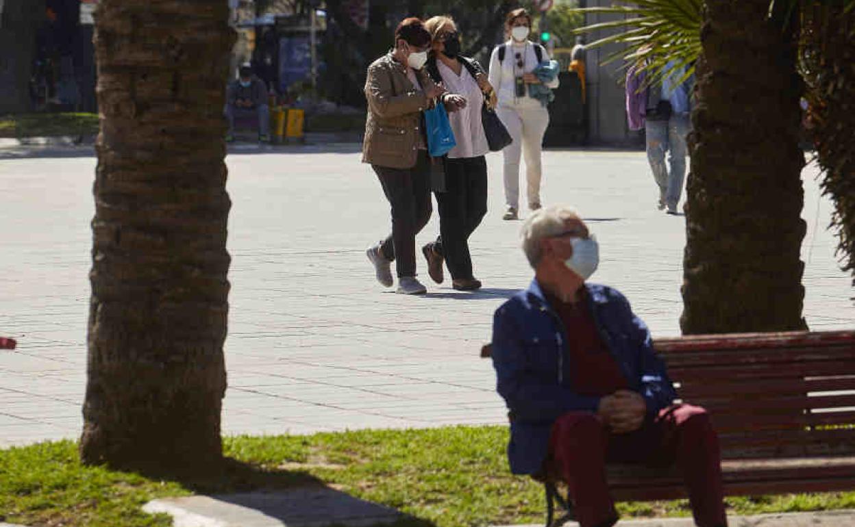 Gente paseando por Valencia.