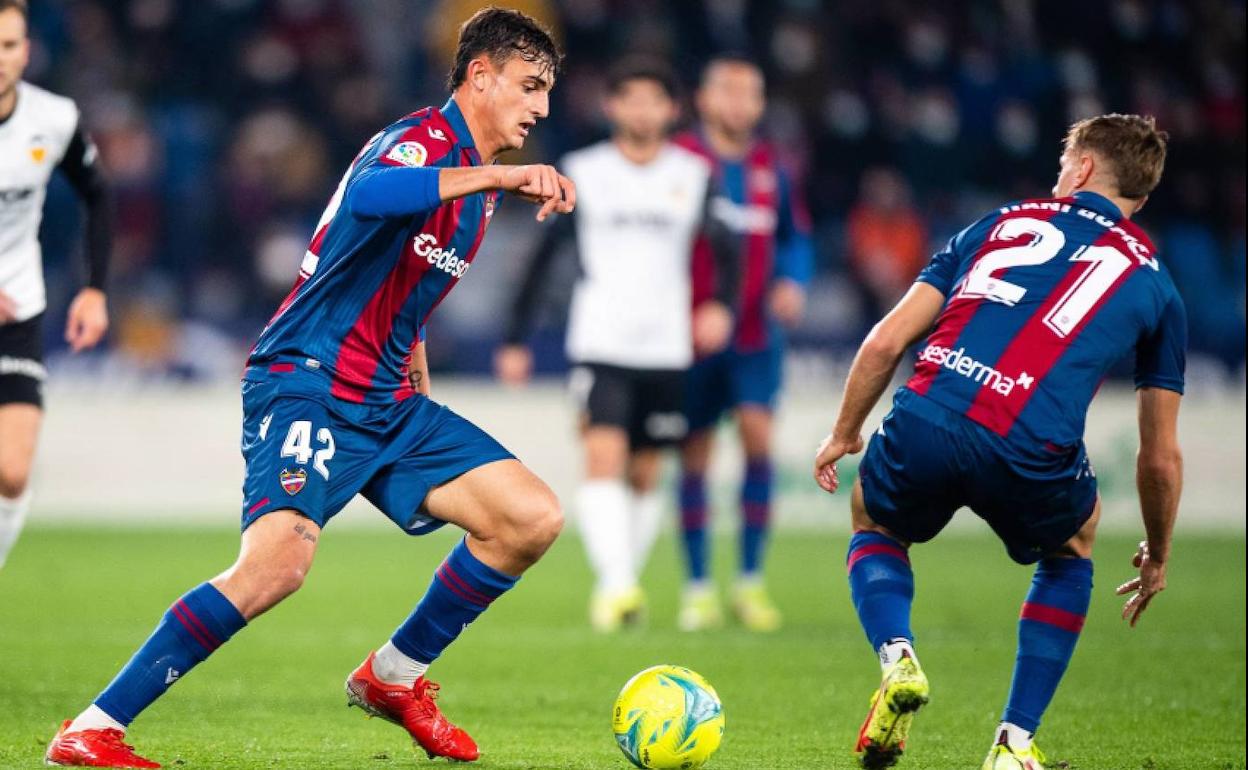 Marc Pubill se estrenó con el primer equipo del Levante en el derbi ante el Valencia.