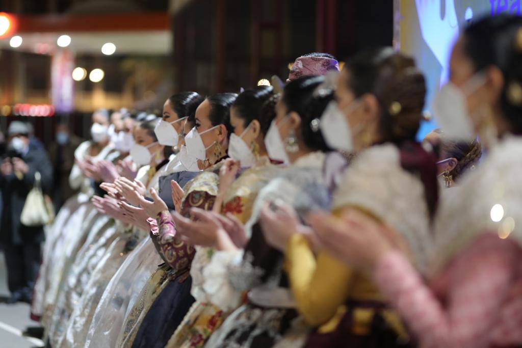 Las comisiones falleras de Valencia se han puesto este viernes a prueba con el primer gran acto que les ha reunido en la sala La Plazeta para celebrar la gala de la Cultura en la que se entregan los premios a las fallas participantes en el concurso amateur de teatro único en todo el mundo.