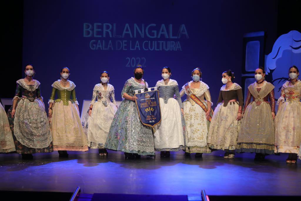 Las comisiones falleras de Valencia se han puesto este viernes a prueba con el primer gran acto que les ha reunido en la sala La Plazeta para celebrar la gala de la Cultura en la que se entregan los premios a las fallas participantes en el concurso amateur de teatro único en todo el mundo.