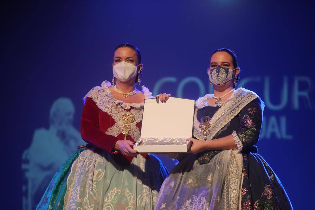 Las comisiones falleras de Valencia se han puesto este viernes a prueba con el primer gran acto que les ha reunido en la sala La Plazeta para celebrar la gala de la Cultura en la que se entregan los premios a las fallas participantes en el concurso amateur de teatro único en todo el mundo.