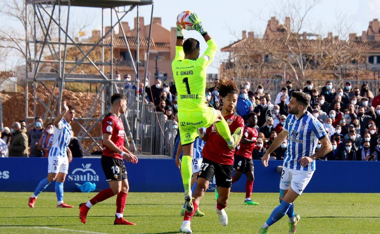 El meta del Atletico Baleares atrapa el balón ante Koba.