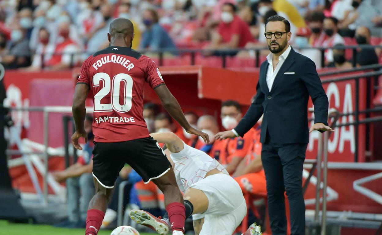 Foulaquier, presiona ante un sevillista en el partido de la primera vuelta de la Liga. 