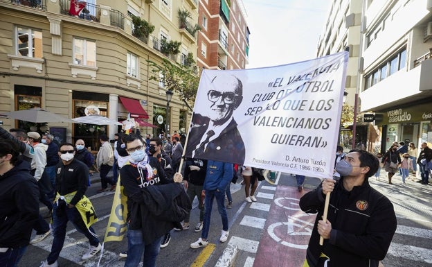 Valencianistas, durante la manifestación del pasado diciembre contra la gestión de Peter Lim. 