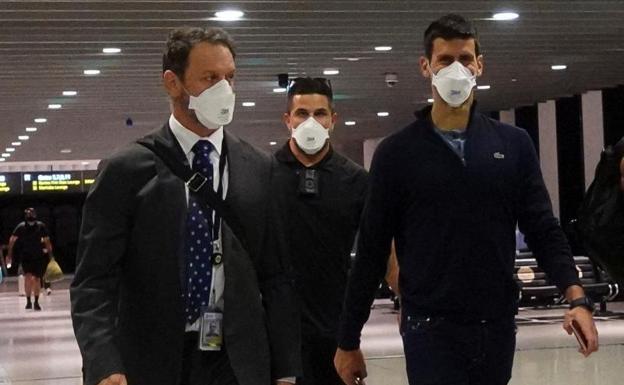 El tenista Novak Djokovic en el aeropuerto de Melbourne.