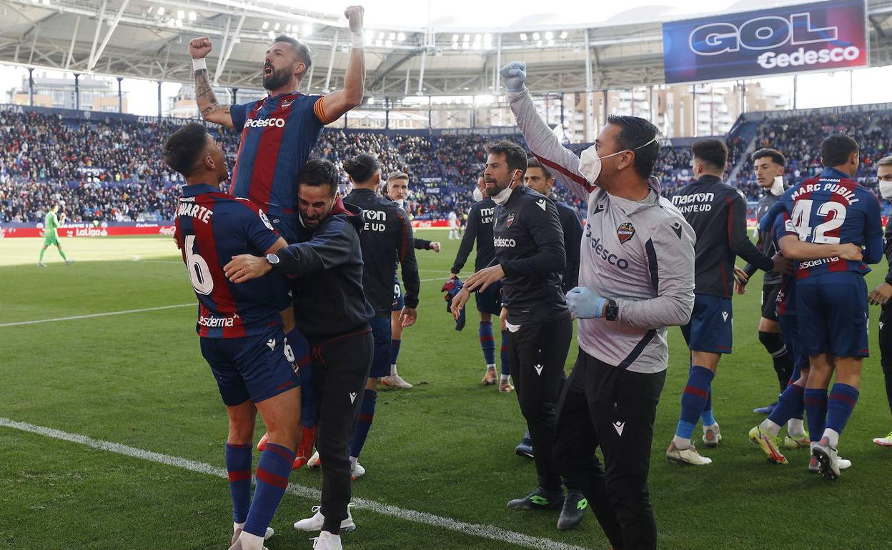 José Luis Morales celebra su gol ante el Mallorca.