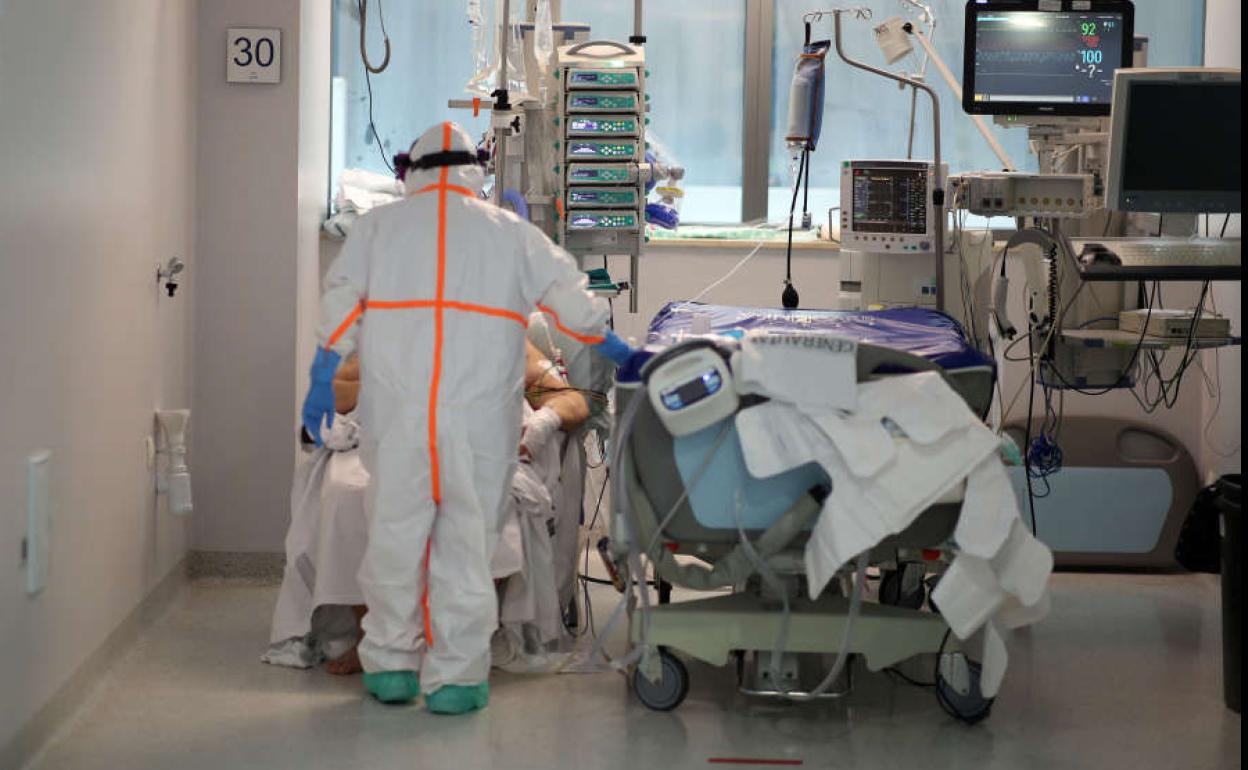 Atención sanitaria en la UCI del Hospital La Fe de Valencia.