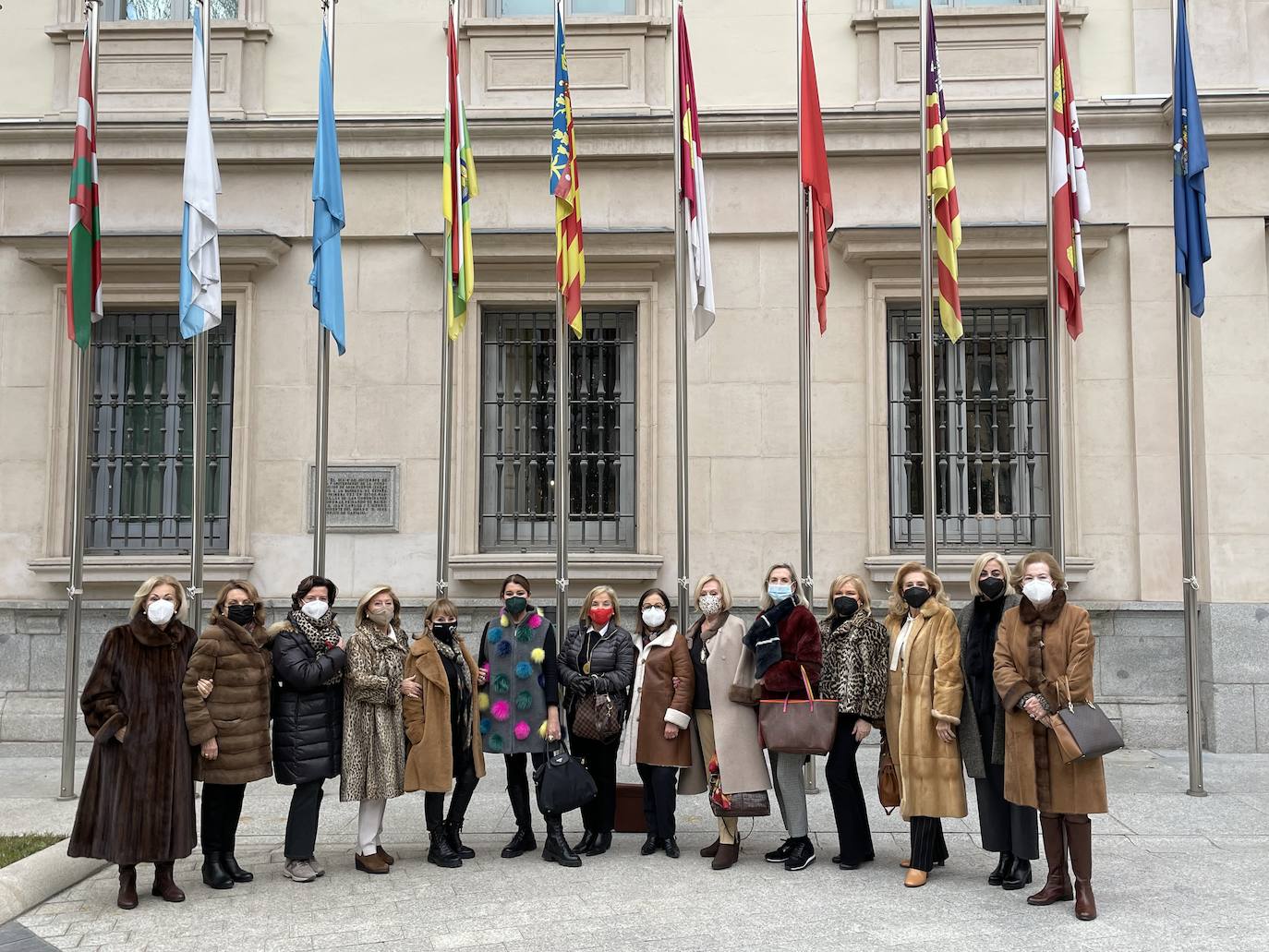 Visita al Senado de un grupo de amigas invitadas por Fernando de Rosa, entre ellas Mayrén Beneyto, Pura Barber, Matilde Conesa, María José Navarro, Blanca Fitera, Asunción Palop, Carmen de Rosa, Mercedes Fillol, Nidita Guerrero, Paz Olmos, Julia Pérez Broseta y Loli Marco.