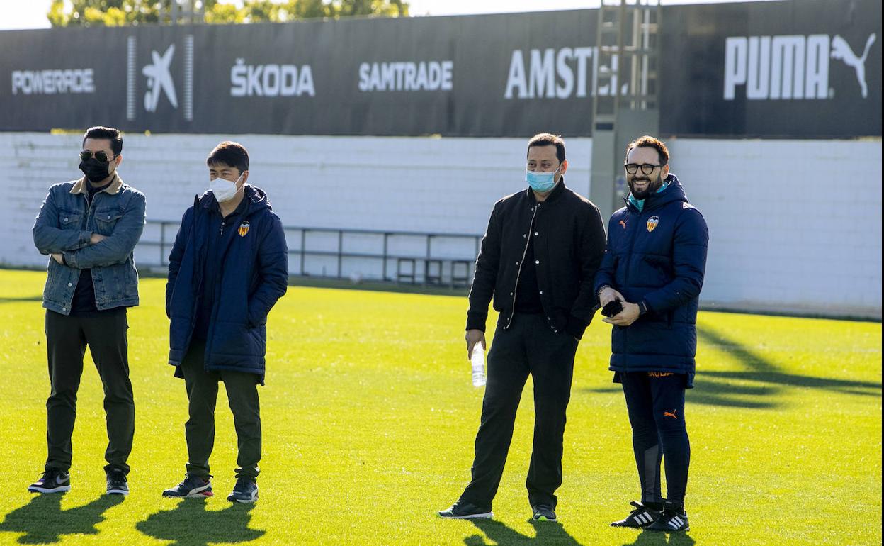 Joey Lim, Sean Bai, Anil Murthy y José Bordalás presencian este lunes el entrenamiento del Valencia en Paterna. 