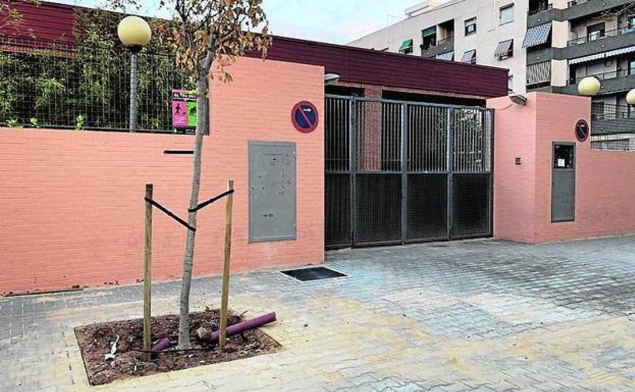 La puerta del colegio Ausiàs March de Massanassa. 