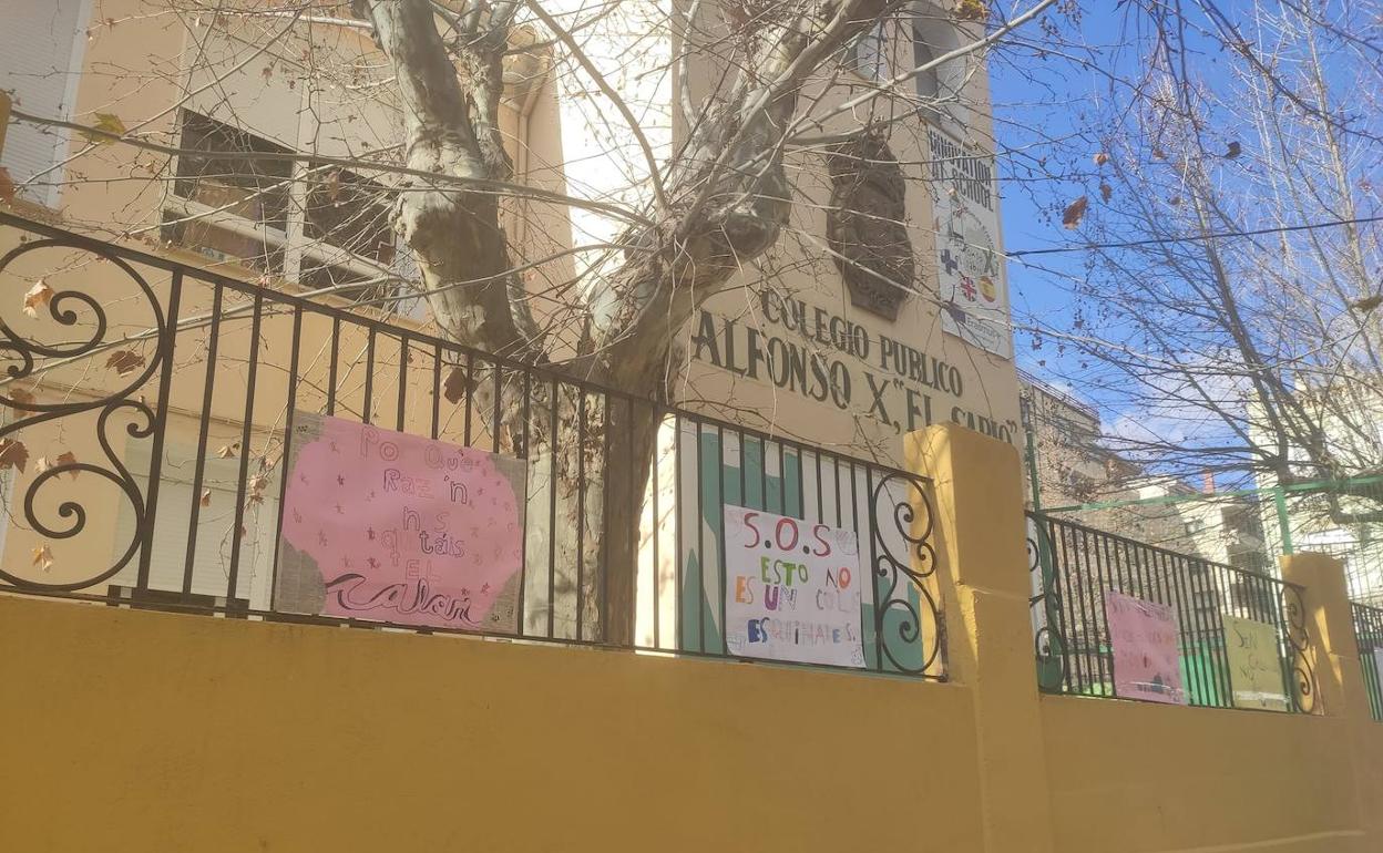 Fachada del edificio, con pancartas alusivas al problema. 