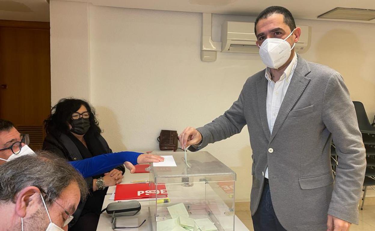 Francés en el momento de depositar el voto en la sede de los socialistas en Alcoi. 