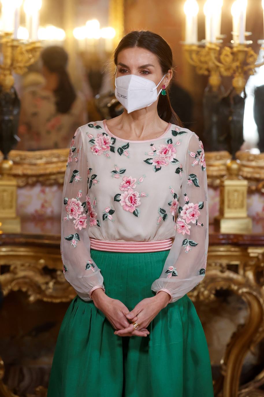 Fotos: Look de Letizia que rescata un espectacular look floral de gala de doña Sofía