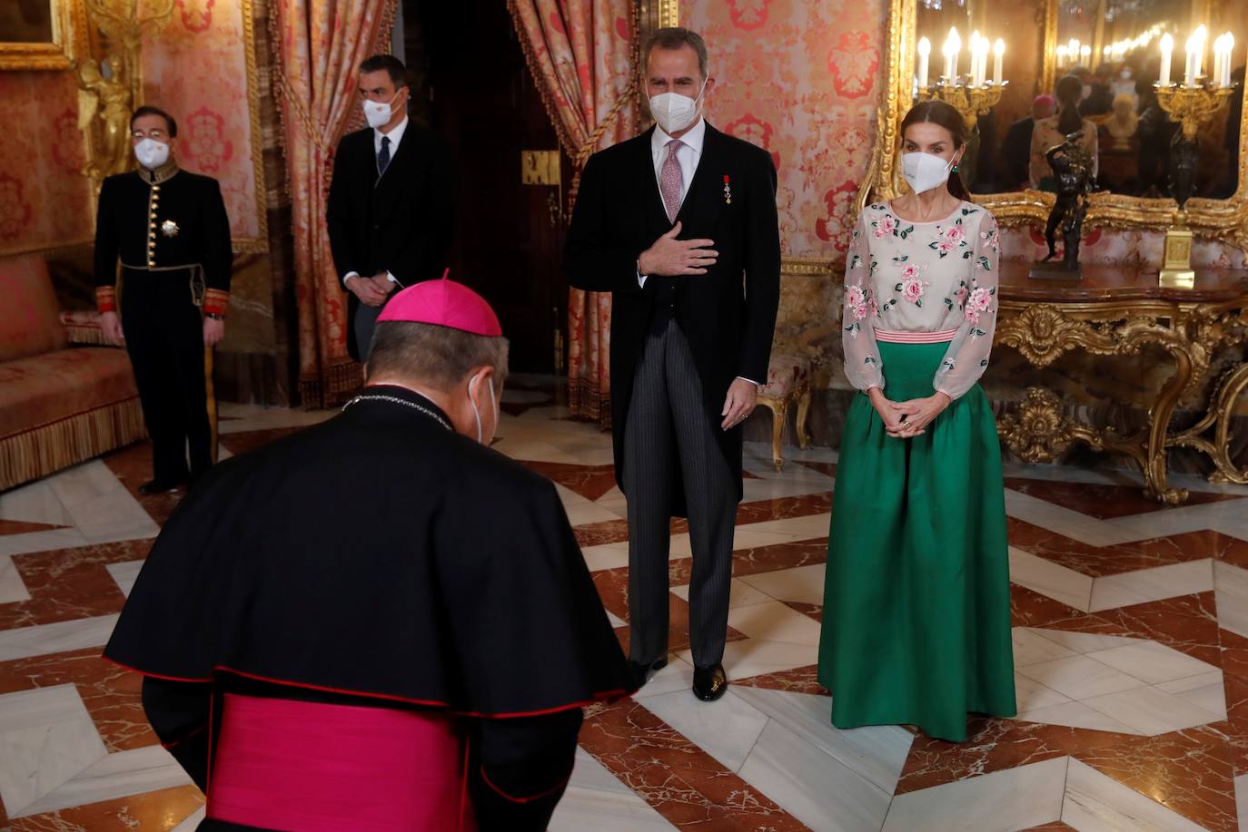 Fotos: Look de Letizia que rescata un espectacular look floral de gala de doña Sofía