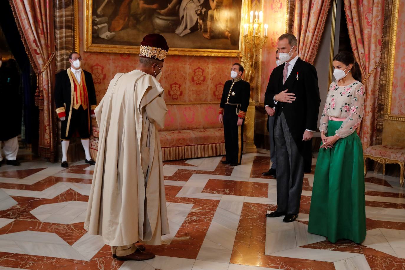 Fotos: Look de Letizia que rescata un espectacular look floral de gala de doña Sofía