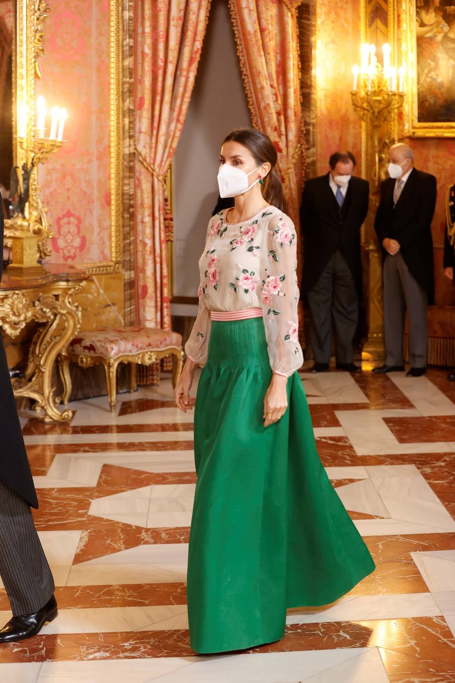 Fotos: Look de Letizia que rescata un espectacular look floral de gala de doña Sofía