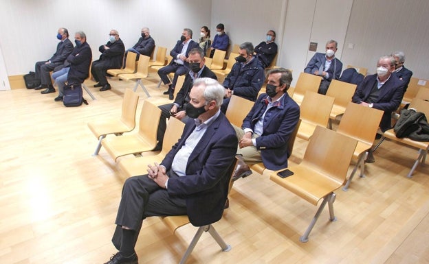 Imagen principal - Imágenes de la sesión que se ha celebrado este martes en la Audiencia Provincial con sede en Elche. 