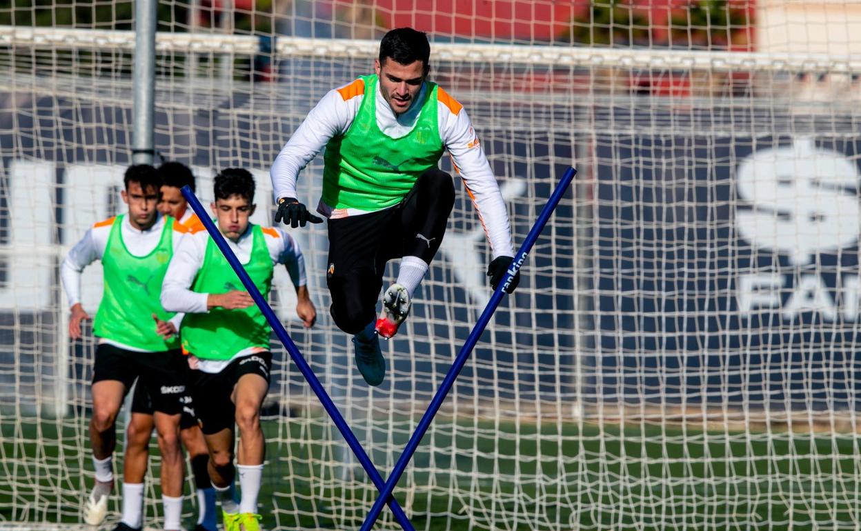 Maxi Gómez, durante una sesión de entrenamiento en la Ciudad Deportiva de Paterna. 