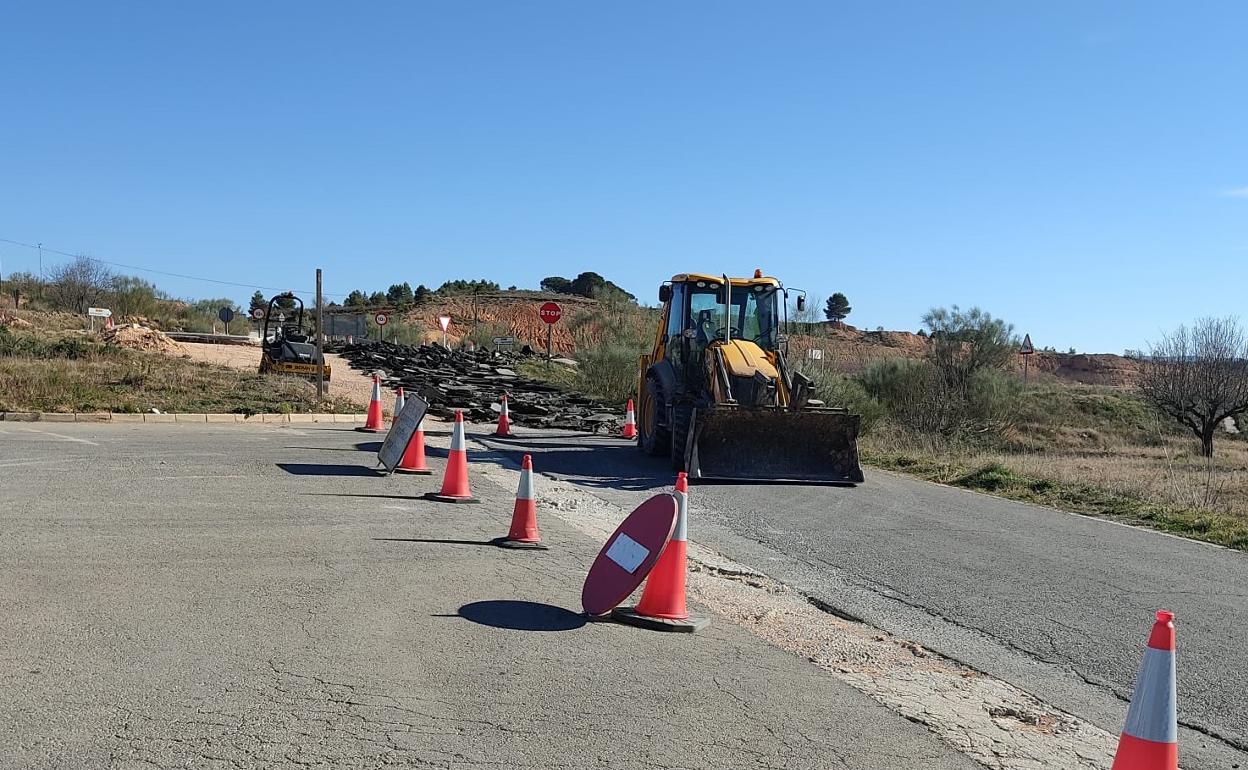 Obras en la antigua N-344 que ha sido cedida por el Ministerio al Ayuntamiento de La Font de la Figuera. 