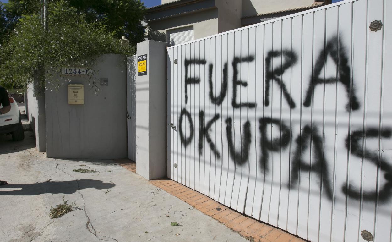 Protesta en una vivienda ocupada en Calicanto hace unos años.