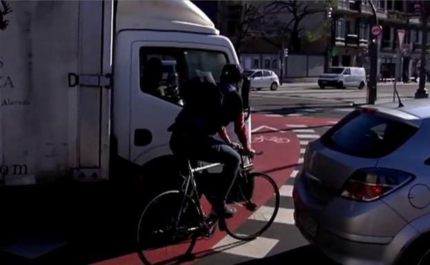 Un ciclista intenta circular en la bici-rontonda. 