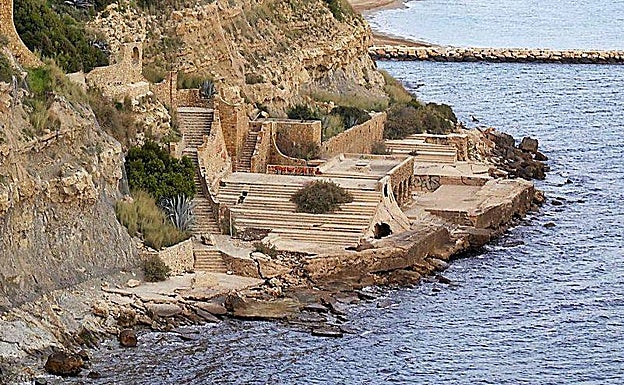 Deterioro que presenta la antigua instalación recreativa del complejo ideado por Bofill. 