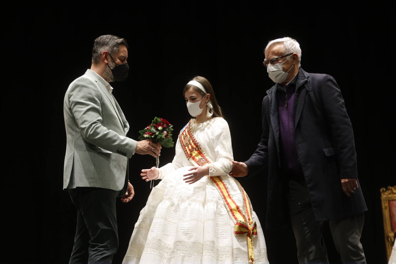 Las Fallas se acercan y los preparativos para la celebración de los actos falleros cobran protagonismo. La exaltación de las falleras mayores de Valencia, previstas para la noche del 22 y la tarde del 23 de enero, es el primer acto con gran presencia de público del año. Este martes ha sido el ensayo de la ceremonia. 