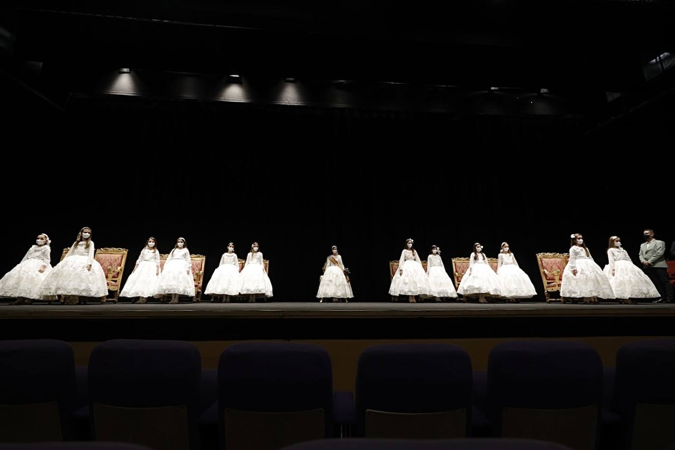 Las Fallas se acercan y los preparativos para la celebración de los actos falleros cobran protagonismo. La exaltación de las falleras mayores de Valencia, previstas para la noche del 22 y la tarde del 23 de enero, es el primer acto con gran presencia de público del año. Este martes ha sido el ensayo de la ceremonia. 