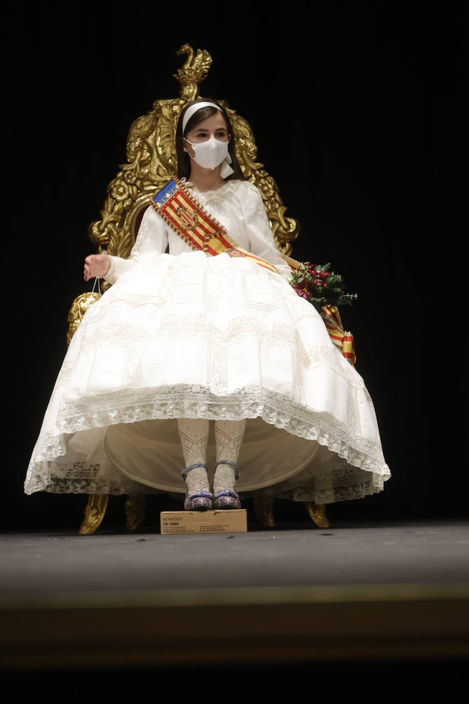 Las Fallas se acercan y los preparativos para la celebración de los actos falleros cobran protagonismo. La exaltación de las falleras mayores de Valencia, previstas para la noche del 22 y la tarde del 23 de enero, es el primer acto con gran presencia de público del año. Este martes ha sido el ensayo de la ceremonia. 