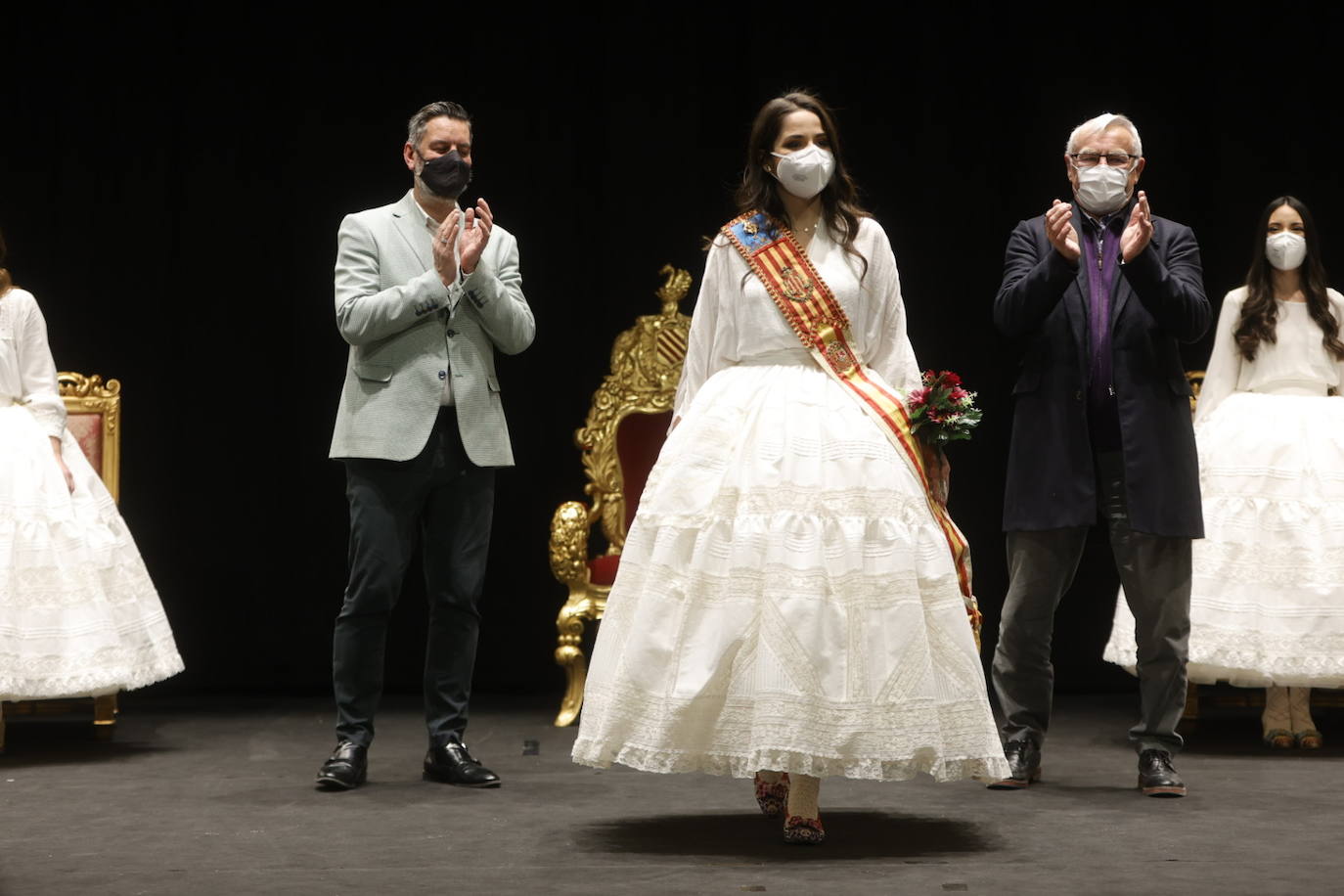 Las Fallas se acercan y los preparativos para la celebración de los actos falleros cobran protagonismo. La exaltación de las falleras mayores de Valencia, previstas para la noche del 22 y la tarde del 23 de enero, es el primer acto con gran presencia de público del año. Este martes ha sido el ensayo de la ceremonia. 