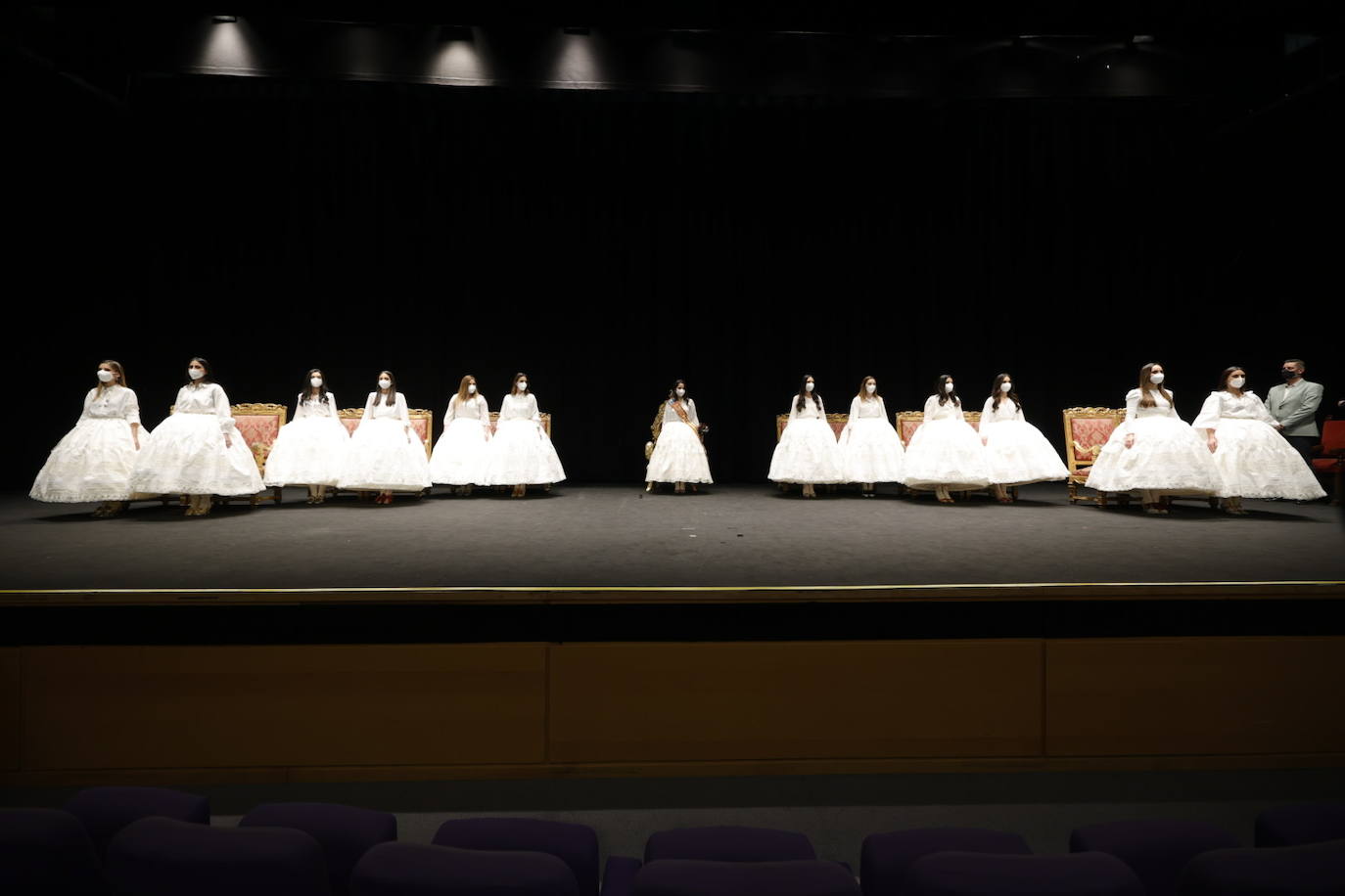 Las Fallas se acercan y los preparativos para la celebración de los actos falleros cobran protagonismo. La exaltación de las falleras mayores de Valencia, previstas para la noche del 22 y la tarde del 23 de enero, es el primer acto con gran presencia de público del año. Este martes ha sido el ensayo de la ceremonia. 