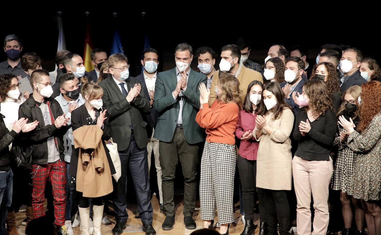 El presidente del Gobierno, Pedro Sánchez, junto al presidente del Consell, Ximo Puig, en el encuentro con jóvenes este mediodía en la sede de la EUIPO. 