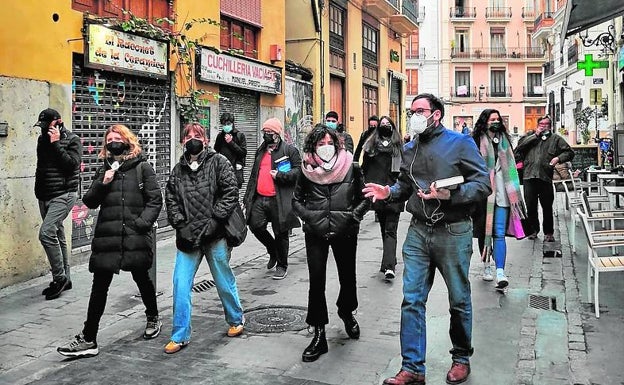 El autor, ayer, durante la ruta por los enclaves de la obra. 