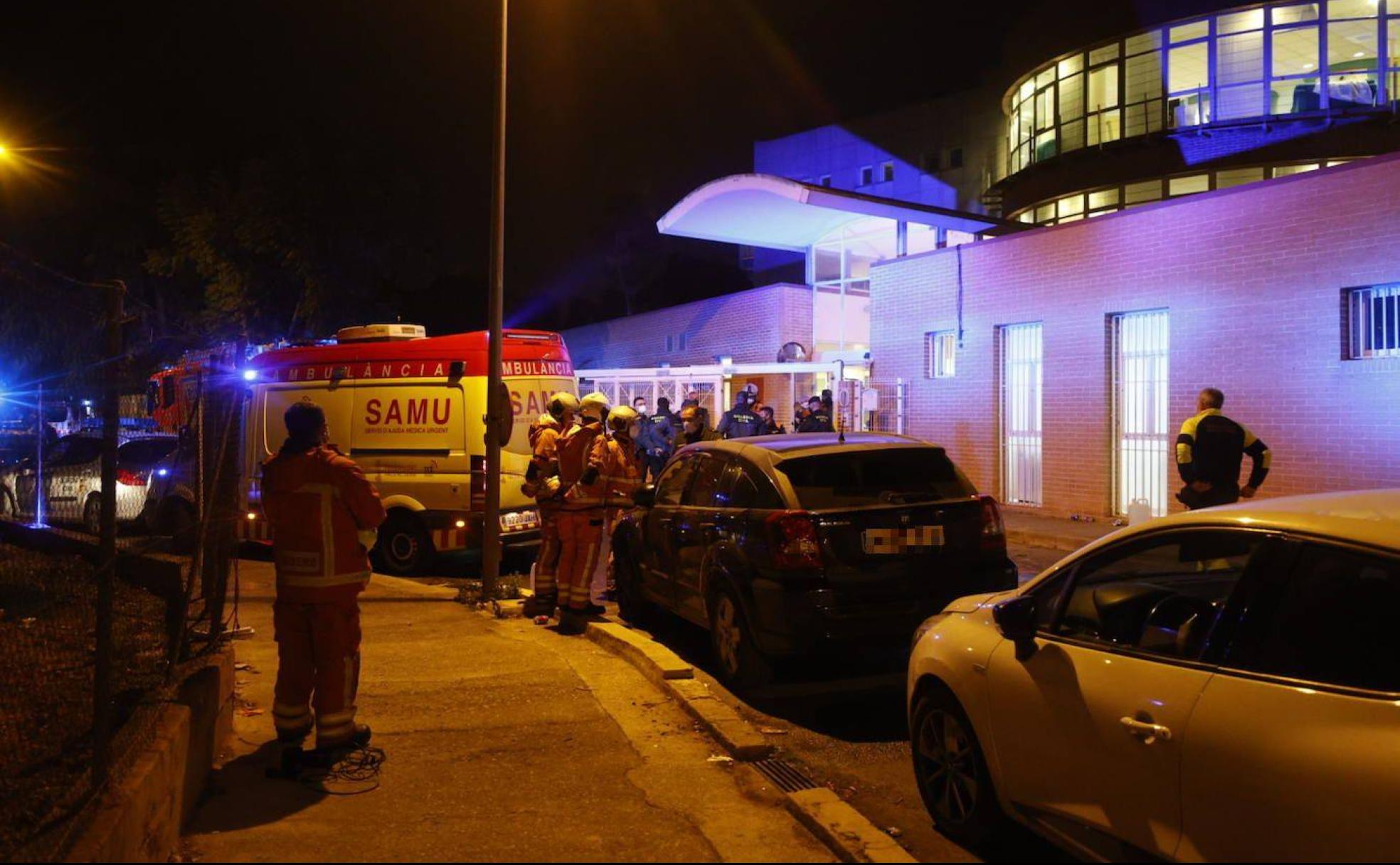 Operativo de emergencia durante la noche del incendio en Moncada.