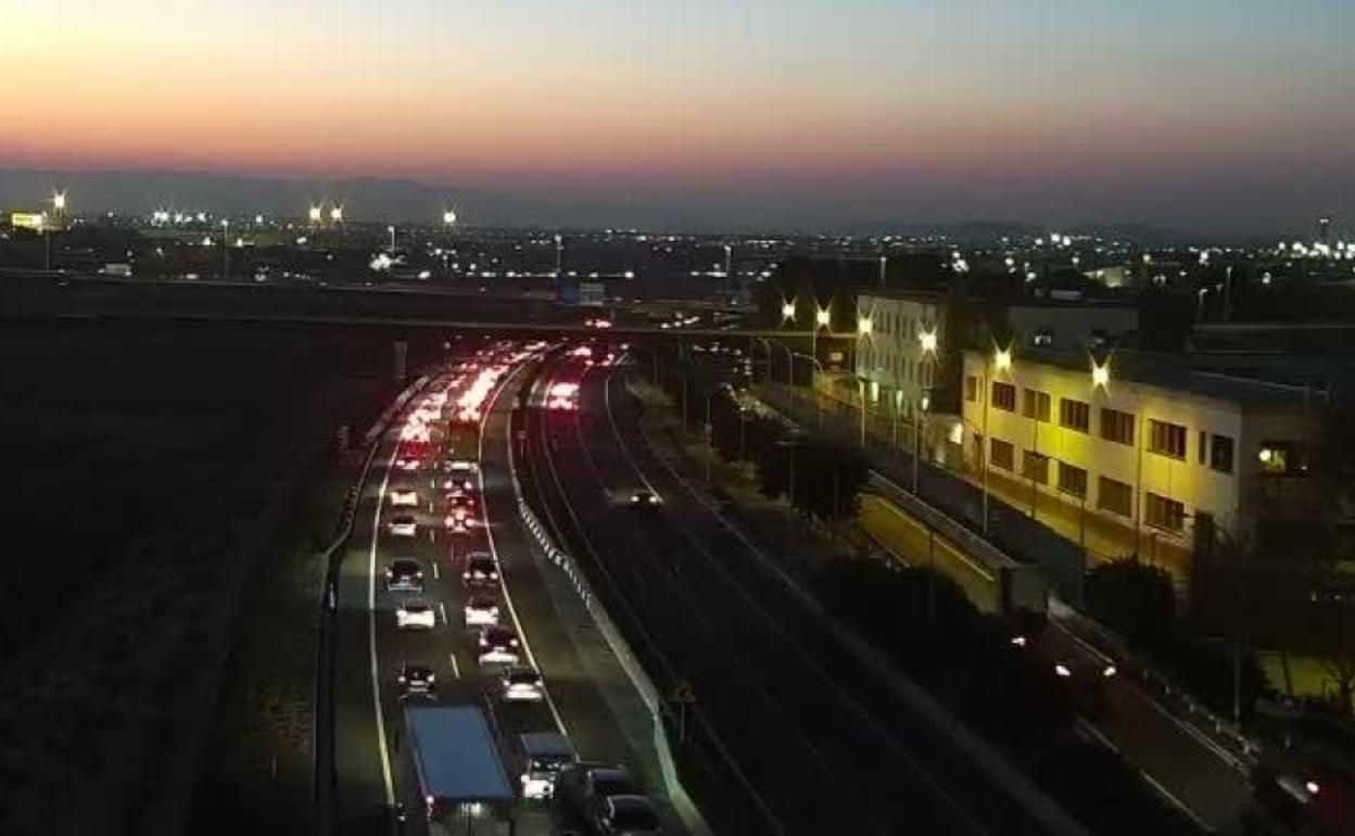 Tráfico en Valencia | Un accidente en la V-30 provoca más de 5 kilómetros de atasco para entrar a Valencia