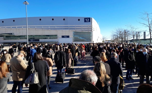 Imagen principal - Fitur: Colas y aglomeraciones en los accesos | El protocolo sanitario provoca colas kilométricas y grandes aglomeraciones en los accesos a Fitur