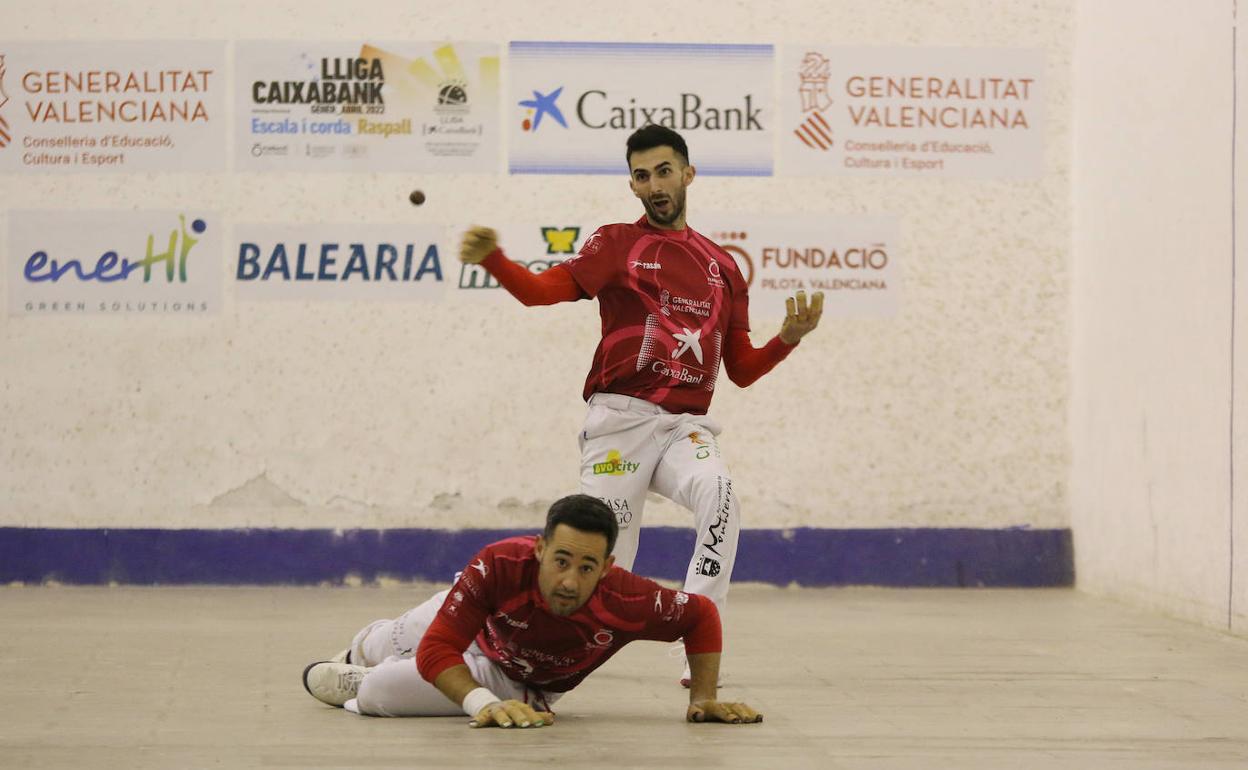 Marc golpea d evolea durante la partida de ste miércoles. 