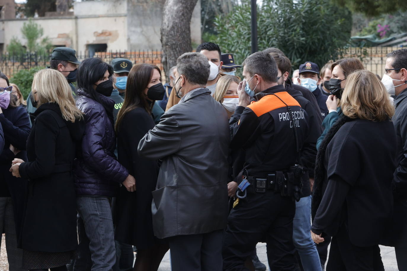 Fotos: Moncada guarda un minuto de silencio por la tragedia en la residencia de ancianos