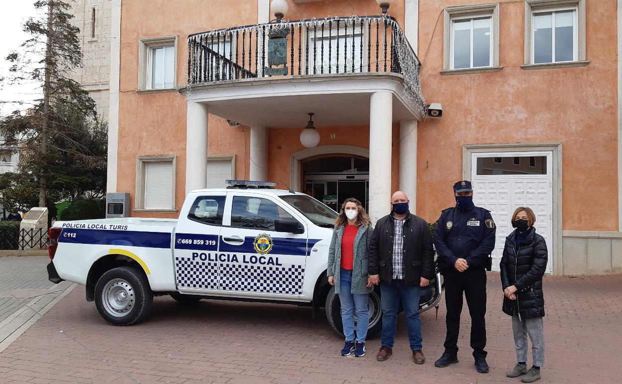 Parte del equipo de gobierno junto al nuevo vehículo. 