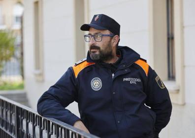 Imagen secundaria 1 - Agentes de Guardia Civil, Bomberos, Proteccion Civil y Policia Local que participaron en el rescate de los ancianos que hubo que evacuar durante el incendio de la residencia de ancianos de Moncada. 