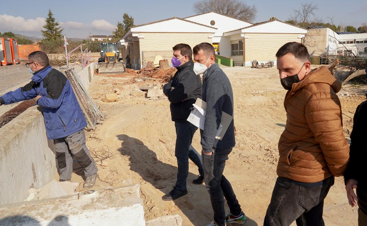 Las autoridades municipales visitan la obra junto al personal directivo del centro. 