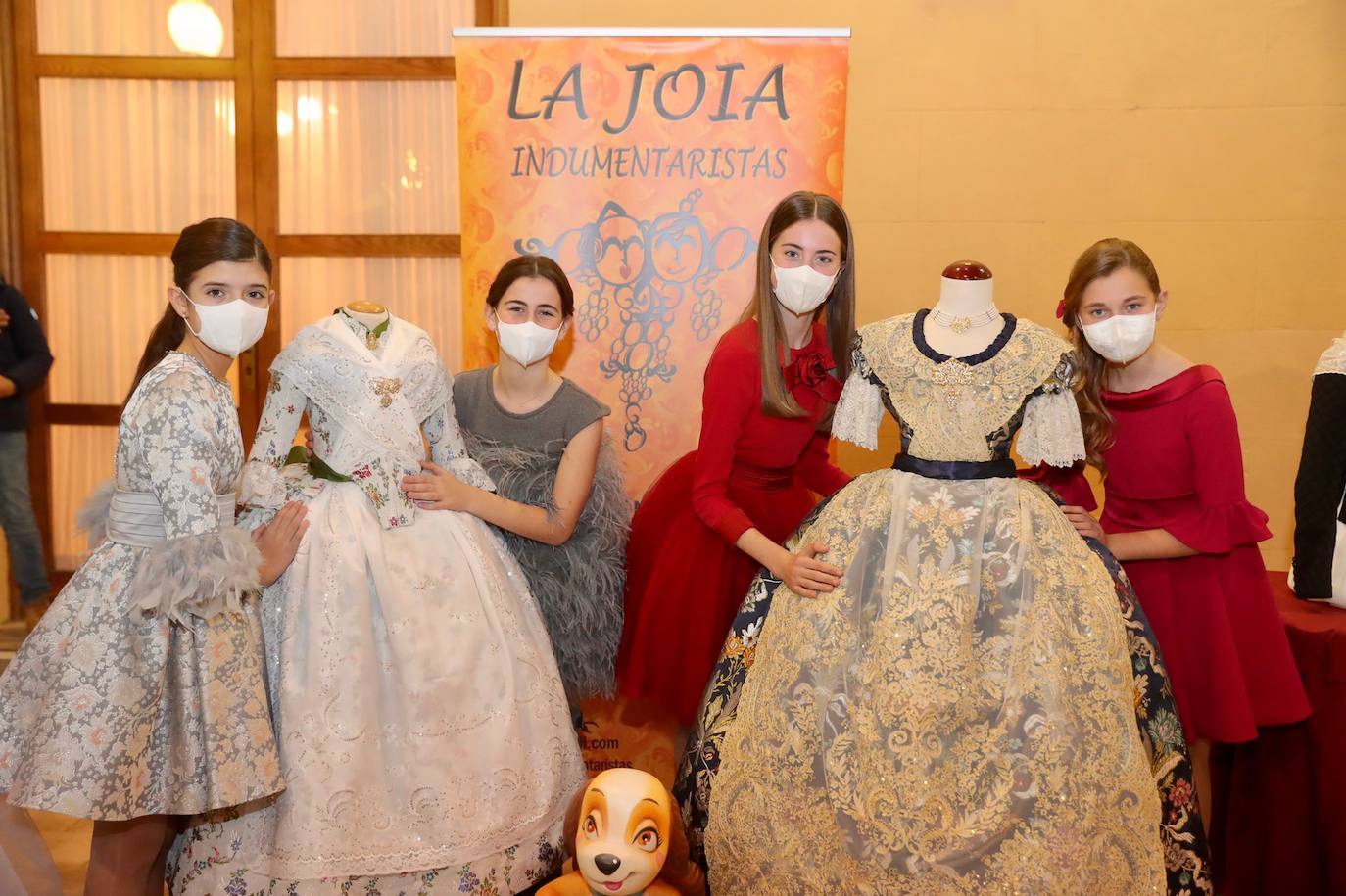 Fotos Fallas 2022: Presentación de la indumentaria oficial de las falleras mayores de Valencia y cortes