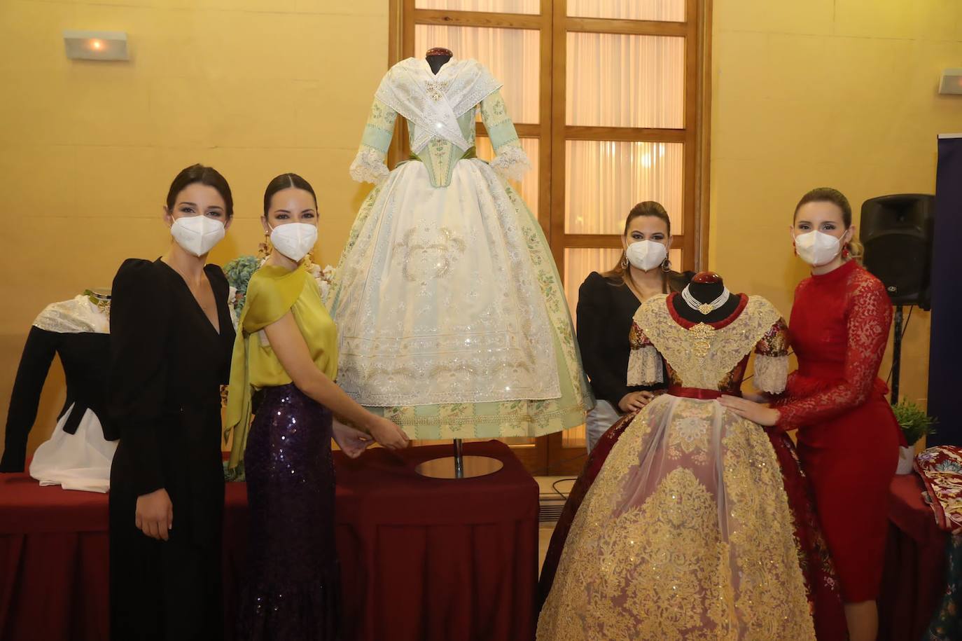 Fotos Fallas 2022: Presentación de la indumentaria oficial de las falleras mayores de Valencia y cortes