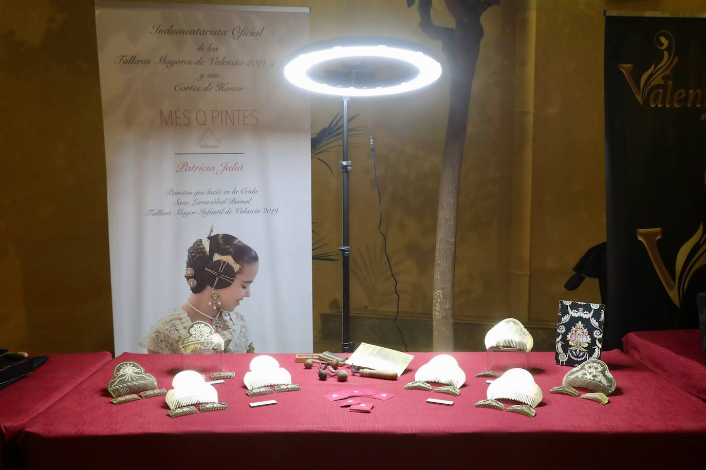 Fotos Fallas 2022: Presentación de la indumentaria oficial de las falleras mayores de Valencia y cortes