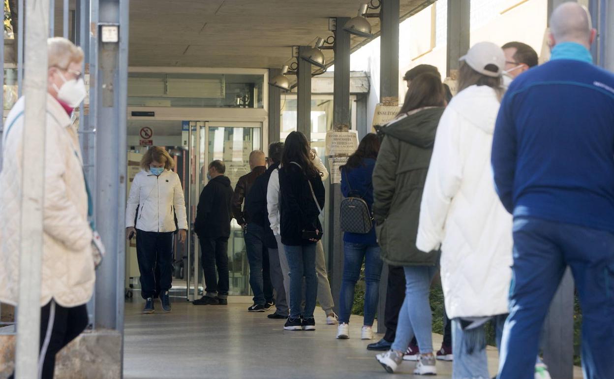 Cola de pacientes a las puertas de un centro de salud valenciano.