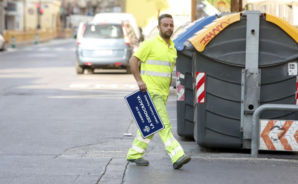 Cambio de rótulo de la calle Castán Tobeñas por Democracia. j. j. monzó