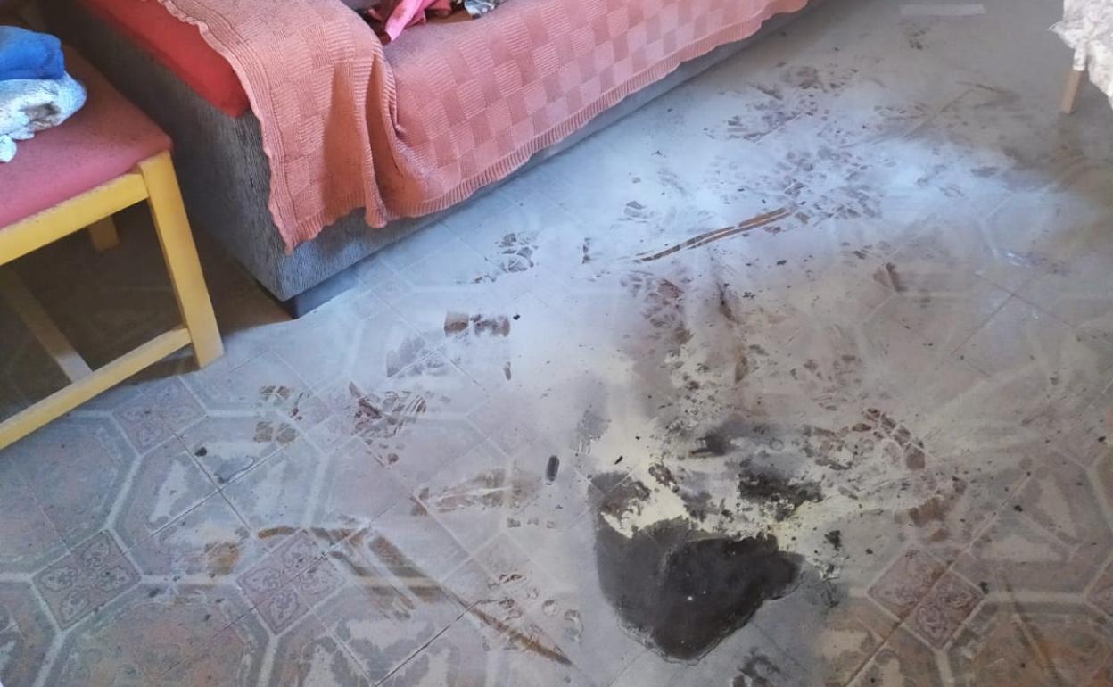 Lugar donde se encontraba la estufa, con restos de polvo del extintor utilizado por el agente. 