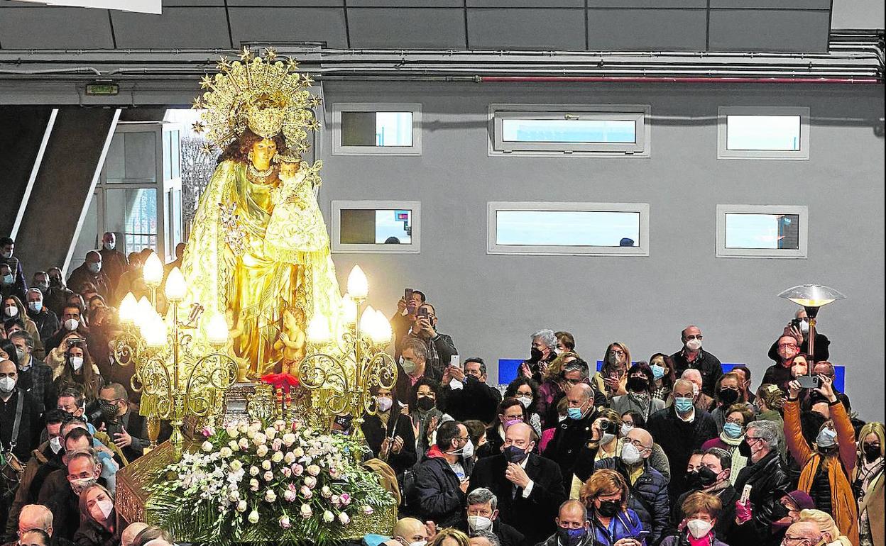 La visita de la Mare de Déu culmina con el manto confeccionado por inciativa de nuestro periódico 